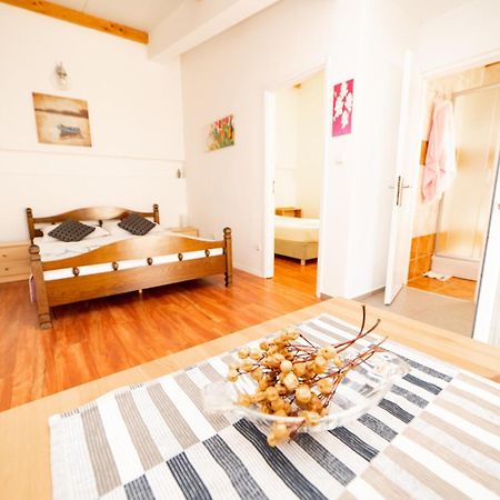 Guesthouse Lastavica Novalja Bagian luar foto